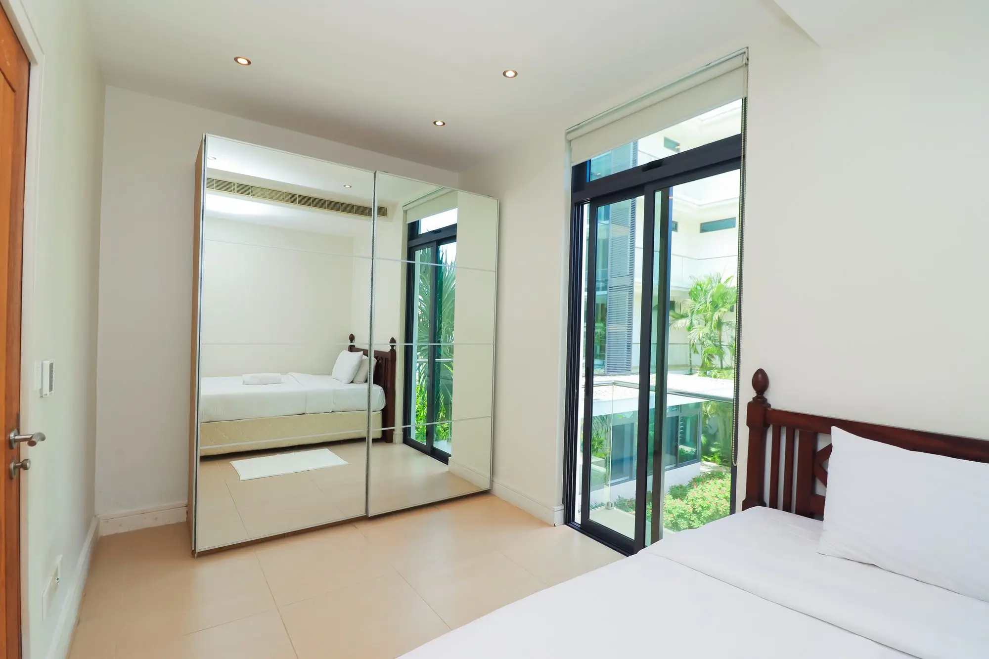 Twin bedroom with mirrored wardrobe and garden view at Nyali Marina Stays, Nyali